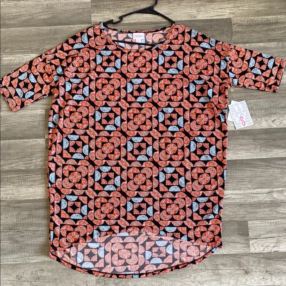 💚 3/$15 Patterned Red and Black Women’s Shirt C - Picture 2 of 3